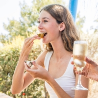 Eating oysters