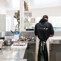 Processing oysters
